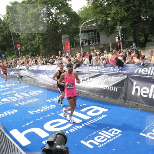 29.06.2025 - hella hamburg halbmarathon Michael Strokosch http://msf.ph/oto/8537485 29.06.2025 10:32:21 Ziel  meine-sportfotos.de