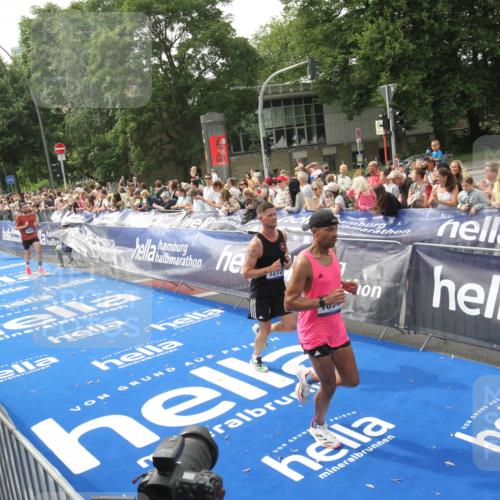 29.06.2025 - hella hamburg halbmarathon Michael Strokosch http://msf.ph/oto/8537487 29.06.2025 10:32:21 Ziel  meine-sportfotos.de