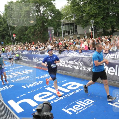 29.06.2025 - hella hamburg halbmarathon Michael Strokosch http://msf.ph/oto/8537492 29.06.2025 10:49:59 Ziel  meine-sportfotos.de
