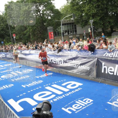 29.06.2025 - hella hamburg halbmarathon Michael Strokosch http://msf.ph/oto/8537493 29.06.2025 10:32:23 Ziel  meine-sportfotos.de