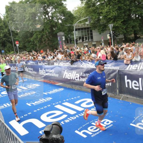 29.06.2025 - hella hamburg halbmarathon Michael Strokosch http://msf.ph/oto/8537494 29.06.2025 10:50:00 Ziel  meine-sportfotos.de