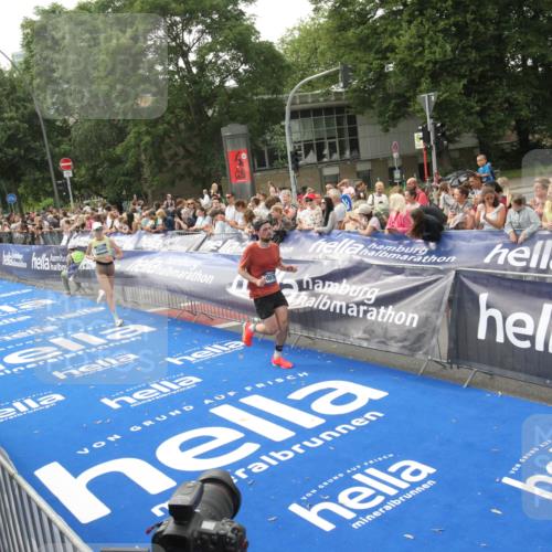 29.06.2025 - hella hamburg halbmarathon Michael Strokosch http://msf.ph/oto/8537495 29.06.2025 10:32:23 Ziel  meine-sportfotos.de