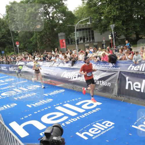 29.06.2025 - hella hamburg halbmarathon Michael Strokosch http://msf.ph/oto/8537497 29.06.2025 10:32:24 Ziel  meine-sportfotos.de