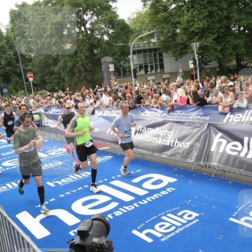 29.06.2025 - hella hamburg halbmarathon Michael Strokosch http://msf.ph/oto/8537504 29.06.2025 10:50:01 Ziel  meine-sportfotos.de