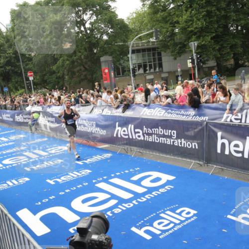29.06.2025 - hella hamburg halbmarathon Michael Strokosch http://msf.ph/oto/8537505 29.06.2025 10:32:29 Ziel  meine-sportfotos.de