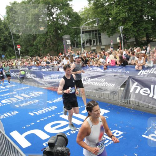 29.06.2025 - hella hamburg halbmarathon Michael Strokosch http://msf.ph/oto/8537508 29.06.2025 10:50:03 Ziel  meine-sportfotos.de