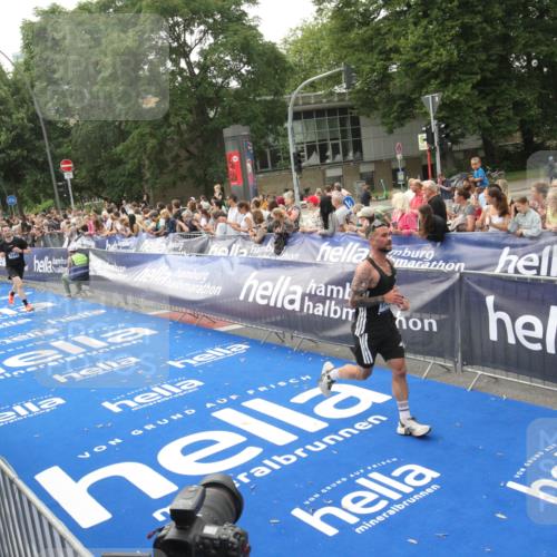 29.06.2025 - hella hamburg halbmarathon Michael Strokosch http://msf.ph/oto/8537510 29.06.2025 10:32:30 Ziel  meine-sportfotos.de