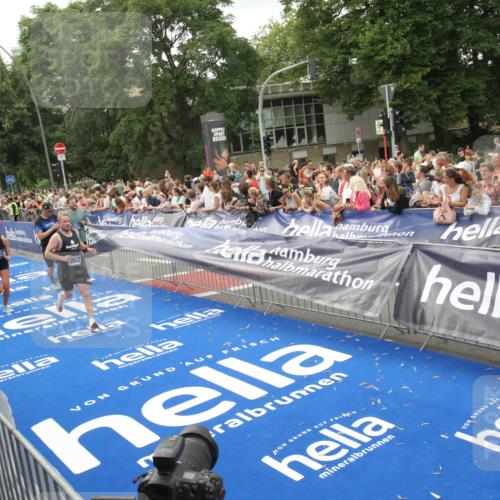 29.06.2025 - hella hamburg halbmarathon Michael Strokosch http://msf.ph/oto/8537511 29.06.2025 10:50:04 Ziel  meine-sportfotos.de