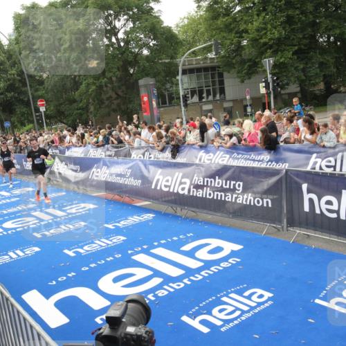 29.06.2025 - hella hamburg halbmarathon Michael Strokosch http://msf.ph/oto/8537514 29.06.2025 10:32:30 Ziel  meine-sportfotos.de