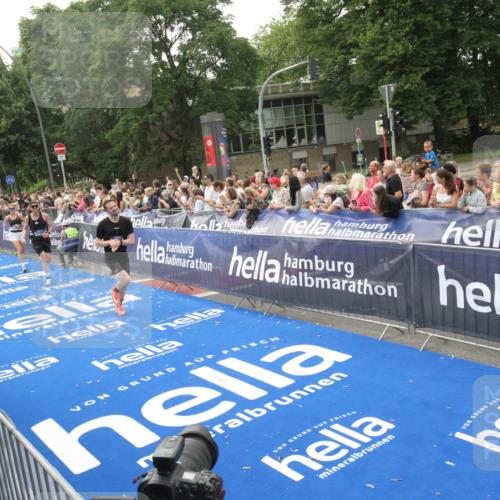 29.06.2025 - hella hamburg halbmarathon Michael Strokosch http://msf.ph/oto/8537516 29.06.2025 10:32:31 Ziel  meine-sportfotos.de