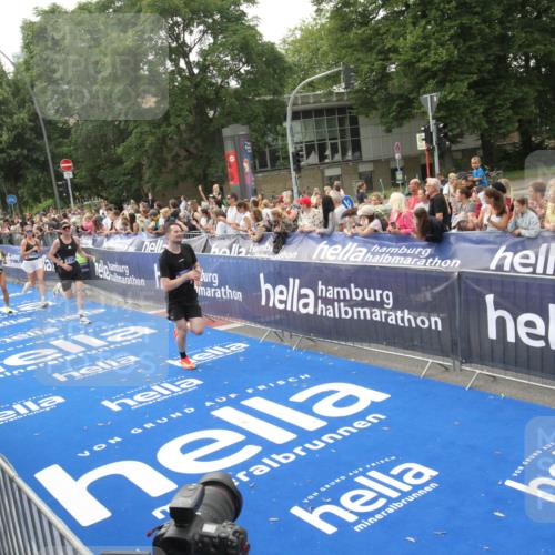 29.06.2025 - hella hamburg halbmarathon Michael Strokosch http://msf.ph/oto/8537518 29.06.2025 10:32:31 Ziel  meine-sportfotos.de