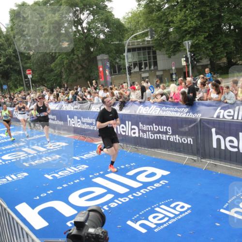 29.06.2025 - hella hamburg halbmarathon Michael Strokosch http://msf.ph/oto/8537520 29.06.2025 10:32:32 Ziel  meine-sportfotos.de
