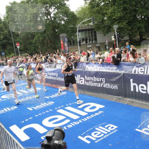 29.06.2025 - hella hamburg halbmarathon Michael Strokosch http://msf.ph/oto/8537525 29.06.2025 10:32:33 Ziel  meine-sportfotos.de