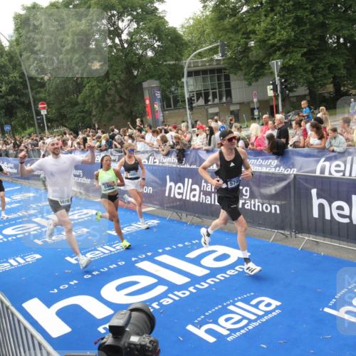 29.06.2025 - hella hamburg halbmarathon Michael Strokosch http://msf.ph/oto/8537527 29.06.2025 10:32:33 Ziel  meine-sportfotos.de