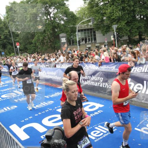 29.06.2025 - hella hamburg halbmarathon Michael Strokosch http://msf.ph/oto/8537528 29.06.2025 10:50:08 Ziel  meine-sportfotos.de