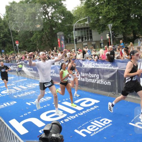 29.06.2025 - hella hamburg halbmarathon Michael Strokosch http://msf.ph/oto/8537529 29.06.2025 10:32:33 Ziel  meine-sportfotos.de