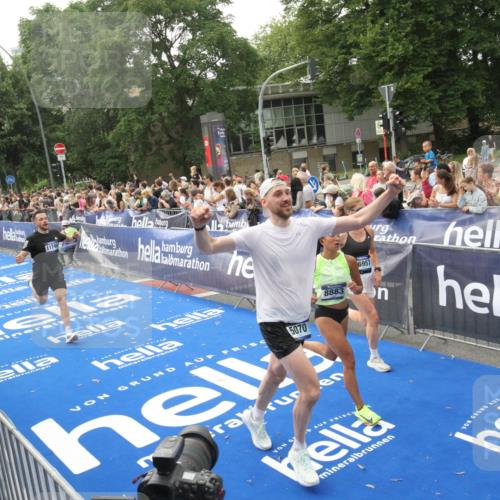29.06.2025 - hella hamburg halbmarathon Michael Strokosch http://msf.ph/oto/8537531 29.06.2025 10:32:34 Ziel  meine-sportfotos.de