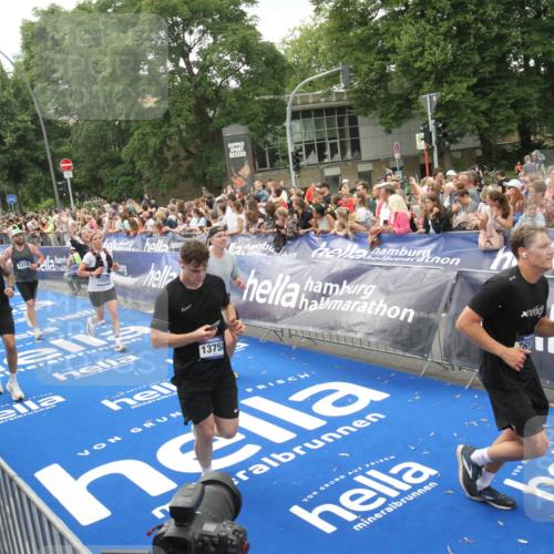 29.06.2025 - hella hamburg halbmarathon Michael Strokosch http://msf.ph/oto/8537532 29.06.2025 10:50:08 Ziel  meine-sportfotos.de