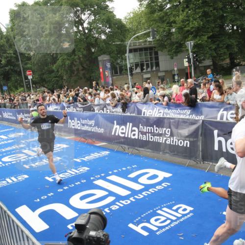 29.06.2025 - hella hamburg halbmarathon Michael Strokosch http://msf.ph/oto/8537533 29.06.2025 10:32:34 Ziel  meine-sportfotos.de