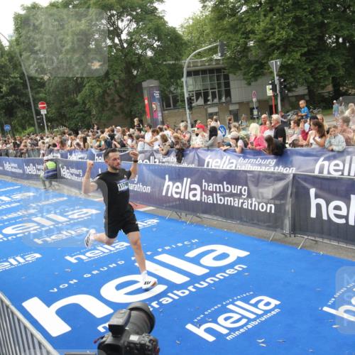 29.06.2025 - hella hamburg halbmarathon Michael Strokosch http://msf.ph/oto/8537534 29.06.2025 10:32:34 Ziel  meine-sportfotos.de