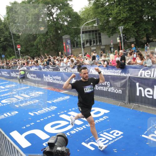 29.06.2025 - hella hamburg halbmarathon Michael Strokosch http://msf.ph/oto/8537537 29.06.2025 10:32:35 Ziel  meine-sportfotos.de