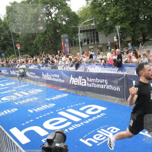 29.06.2025 - hella hamburg halbmarathon Michael Strokosch http://msf.ph/oto/8537538 29.06.2025 10:32:35 Ziel  meine-sportfotos.de