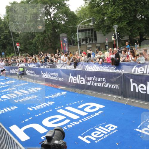 29.06.2025 - hella hamburg halbmarathon Michael Strokosch http://msf.ph/oto/8537540 29.06.2025 10:32:36 Ziel  meine-sportfotos.de