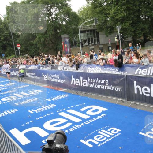 29.06.2025 - hella hamburg halbmarathon Michael Strokosch http://msf.ph/oto/8537542 29.06.2025 10:32:36 Ziel  meine-sportfotos.de