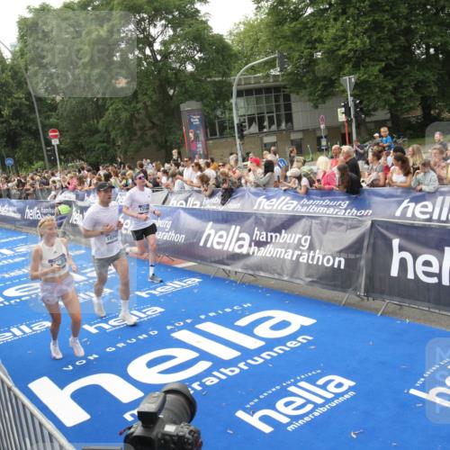 29.06.2025 - hella hamburg halbmarathon Michael Strokosch http://msf.ph/oto/8537546 29.06.2025 10:32:37 Ziel  meine-sportfotos.de