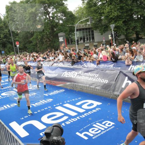 29.06.2025 - hella hamburg halbmarathon Michael Strokosch http://msf.ph/oto/8537547 29.06.2025 10:50:11 Ziel  meine-sportfotos.de