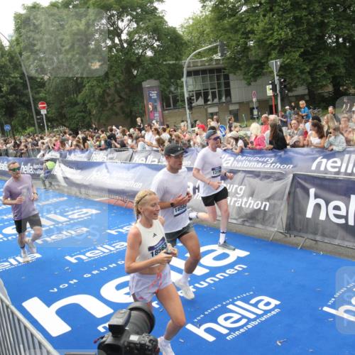 29.06.2025 - hella hamburg halbmarathon Michael Strokosch http://msf.ph/oto/8537550 29.06.2025 10:32:38 Ziel  meine-sportfotos.de