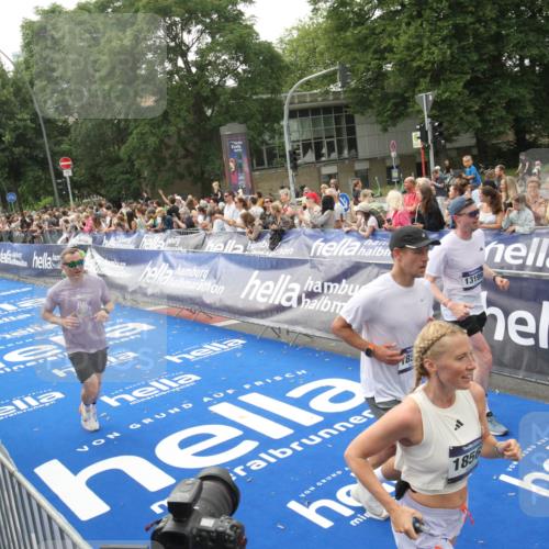 29.06.2025 - hella hamburg halbmarathon Michael Strokosch http://msf.ph/oto/8537552 29.06.2025 10:32:39 Ziel  meine-sportfotos.de