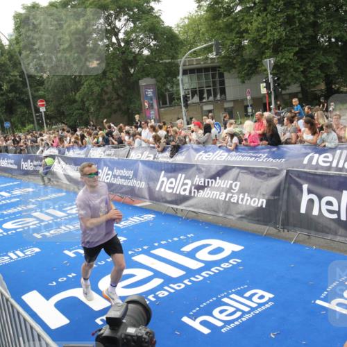 29.06.2025 - hella hamburg halbmarathon Michael Strokosch http://msf.ph/oto/8537554 29.06.2025 10:32:39 Ziel  meine-sportfotos.de