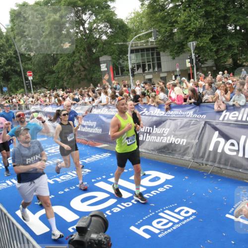 29.06.2025 - hella hamburg halbmarathon Michael Strokosch http://msf.ph/oto/8537555 29.06.2025 10:50:13 Ziel  meine-sportfotos.de