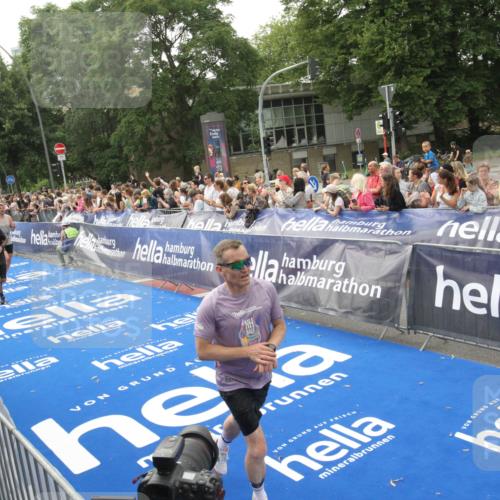 29.06.2025 - hella hamburg halbmarathon Michael Strokosch http://msf.ph/oto/8537556 29.06.2025 10:32:39 Ziel  meine-sportfotos.de