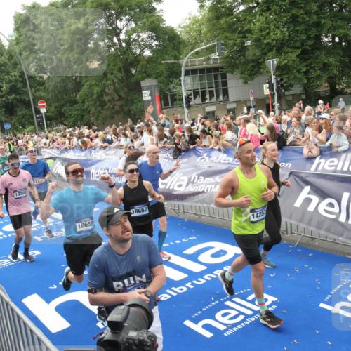 29.06.2025 - hella hamburg halbmarathon Michael Strokosch http://msf.ph/oto/8537557 29.06.2025 10:50:13 Ziel  meine-sportfotos.de