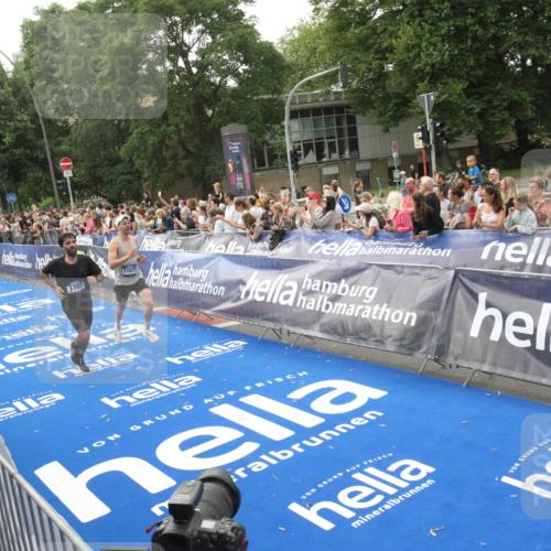 29.06.2025 - hella hamburg halbmarathon Michael Strokosch http://msf.ph/oto/8537560 29.06.2025 10:32:40 Ziel  meine-sportfotos.de