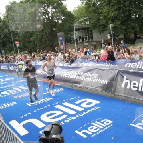 29.06.2025 - hella hamburg halbmarathon Michael Strokosch http://msf.ph/oto/8537562 29.06.2025 10:32:41 Ziel  meine-sportfotos.de