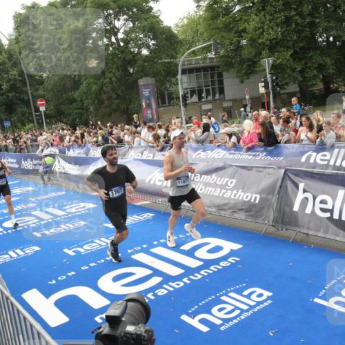 29.06.2025 - hella hamburg halbmarathon Michael Strokosch http://msf.ph/oto/8537564 29.06.2025 10:32:41 Ziel  meine-sportfotos.de