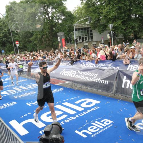 29.06.2025 - hella hamburg halbmarathon Michael Strokosch http://msf.ph/oto/8537567 29.06.2025 10:50:17 Ziel  meine-sportfotos.de
