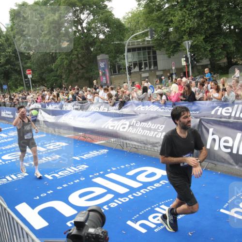 29.06.2025 - hella hamburg halbmarathon Michael Strokosch http://msf.ph/oto/8537568 29.06.2025 10:32:42 Ziel  meine-sportfotos.de