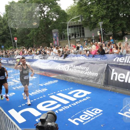 29.06.2025 - hella hamburg halbmarathon Michael Strokosch http://msf.ph/oto/8537570 29.06.2025 10:32:42 Ziel  meine-sportfotos.de