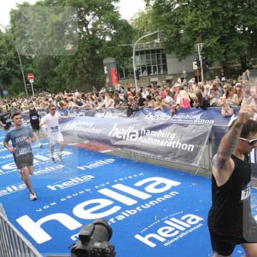 29.06.2025 - hella hamburg halbmarathon Michael Strokosch http://msf.ph/oto/8537571 29.06.2025 10:50:17 Ziel  meine-sportfotos.de