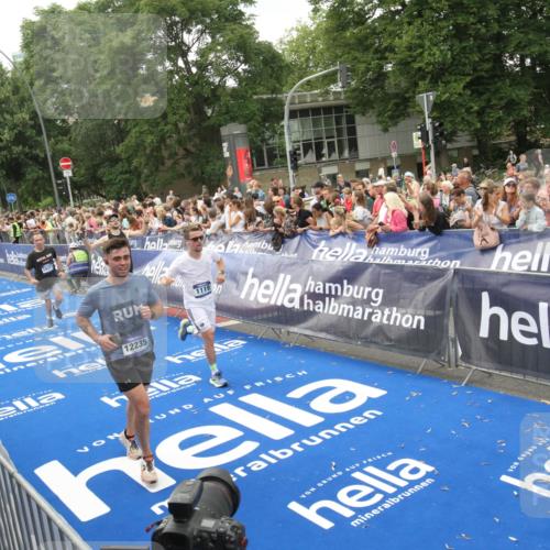 29.06.2025 - hella hamburg halbmarathon Michael Strokosch http://msf.ph/oto/8537573 29.06.2025 10:50:18 Ziel  meine-sportfotos.de