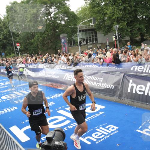 29.06.2025 - hella hamburg halbmarathon Michael Strokosch http://msf.ph/oto/8537574 29.06.2025 10:32:43 Ziel  meine-sportfotos.de