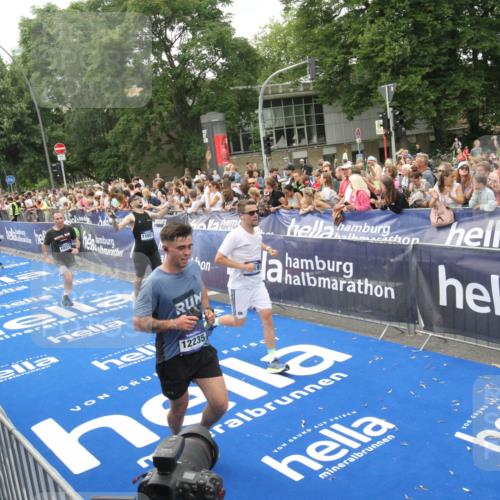 29.06.2025 - hella hamburg halbmarathon Michael Strokosch http://msf.ph/oto/8537575 29.06.2025 10:50:18 Ziel  meine-sportfotos.de