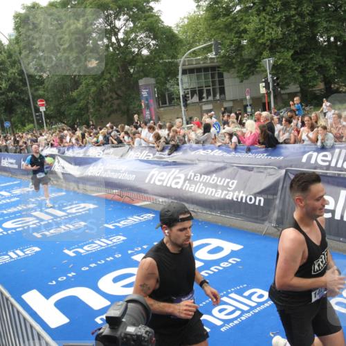 29.06.2025 - hella hamburg halbmarathon Michael Strokosch http://msf.ph/oto/8537576 29.06.2025 10:32:43 Ziel  meine-sportfotos.de