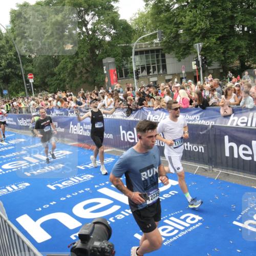 29.06.2025 - hella hamburg halbmarathon Michael Strokosch http://msf.ph/oto/8537577 29.06.2025 10:50:19 Ziel  meine-sportfotos.de