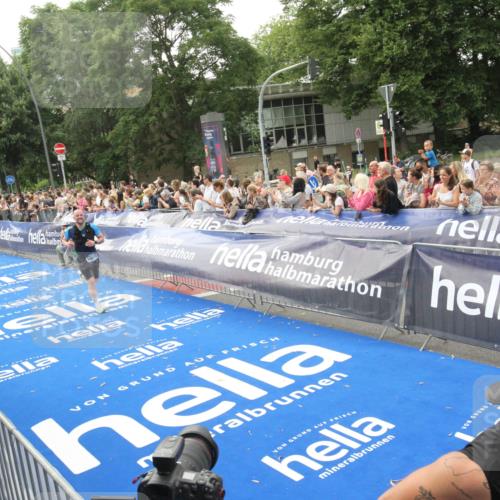 29.06.2025 - hella hamburg halbmarathon Michael Strokosch http://msf.ph/oto/8537578 29.06.2025 10:32:43 Ziel  meine-sportfotos.de