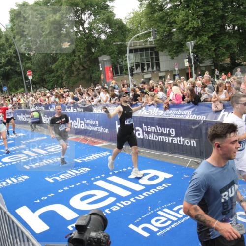 29.06.2025 - hella hamburg halbmarathon Michael Strokosch http://msf.ph/oto/8537579 29.06.2025 10:50:19 Ziel  meine-sportfotos.de